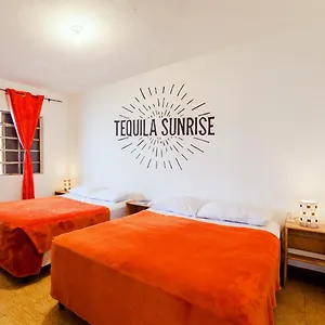  אכסניה Tequila Sunrise